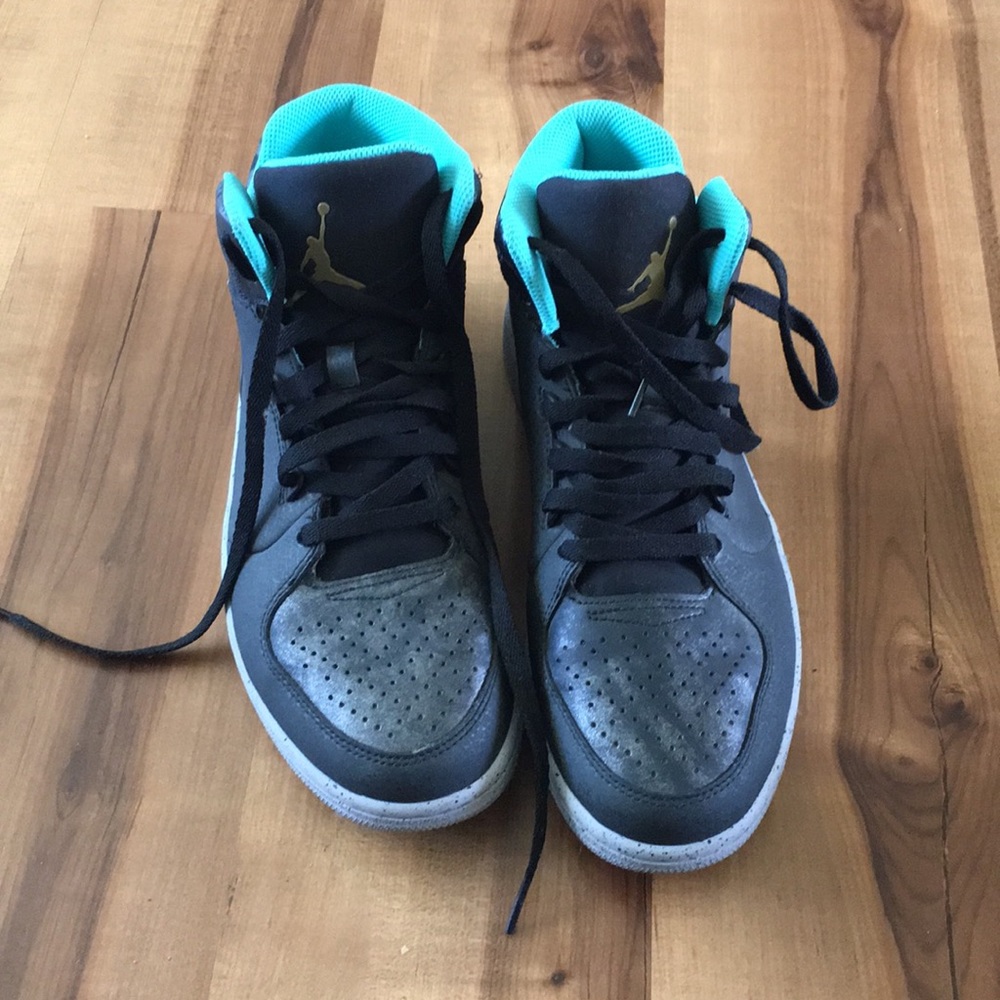 Men’s size 9 Nike Air Jordan’s black and teal